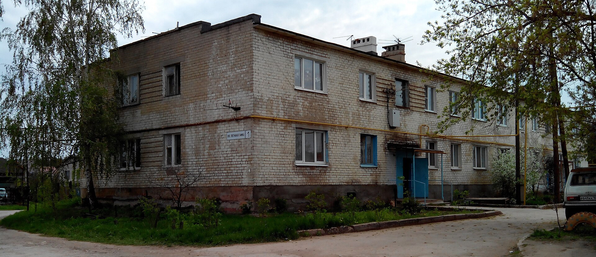 Das einzige mehrstöckige Wohnhaus in Peschanaya Glinka